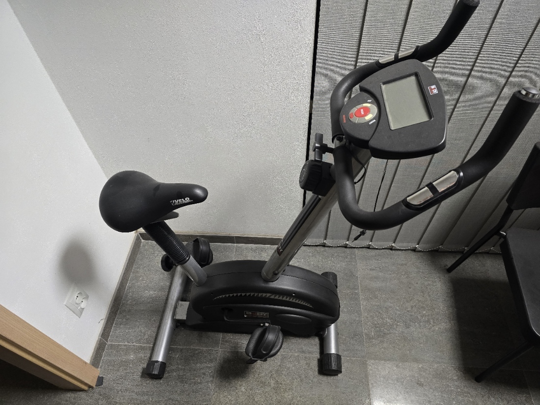 Hi-fi věž, počítač, rotoped, zrcadlo, mixer, klávesy, Nespresso