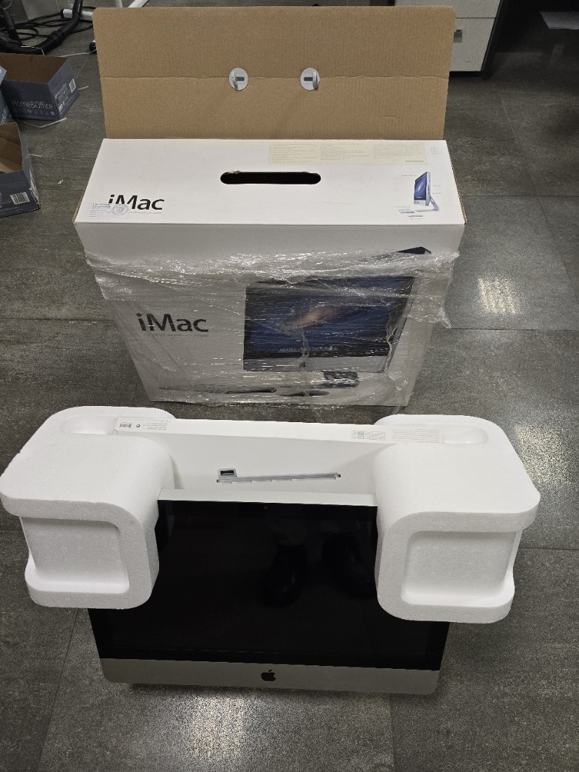 Hi-fi věž, počítač, rotoped, zrcadlo, mixer, klávesy, Nespresso