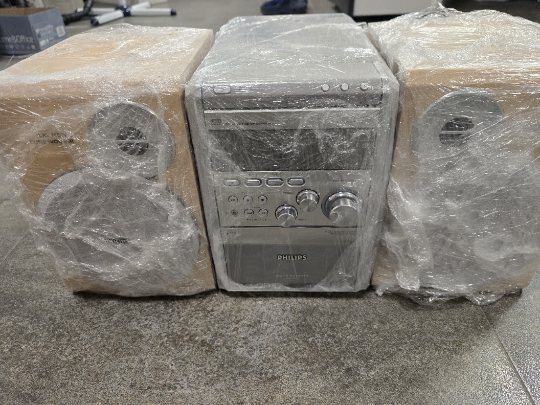 Hi-fi věž, počítač, rotoped, zrcadlo, mixer, klávesy, Nespresso