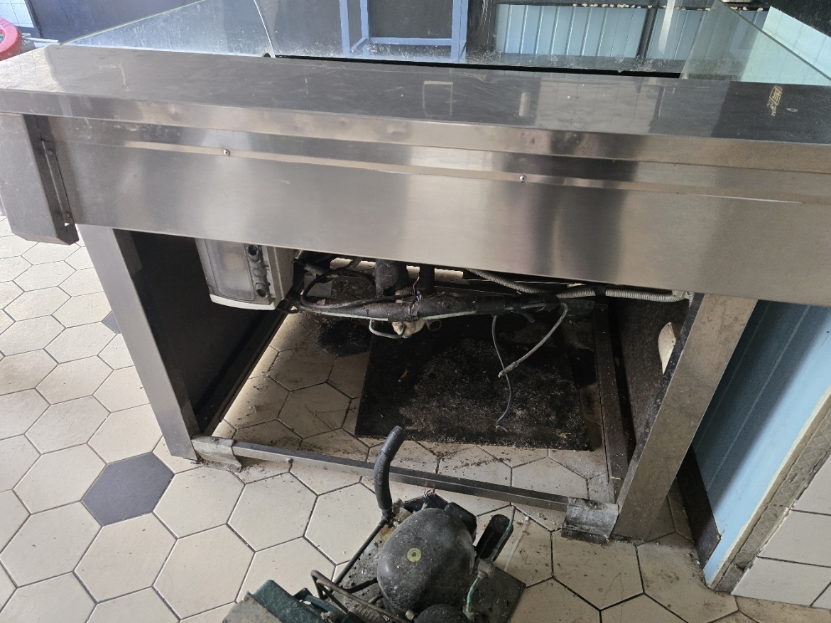 Nerezová chladící vana, výčepní stojan, sklenice