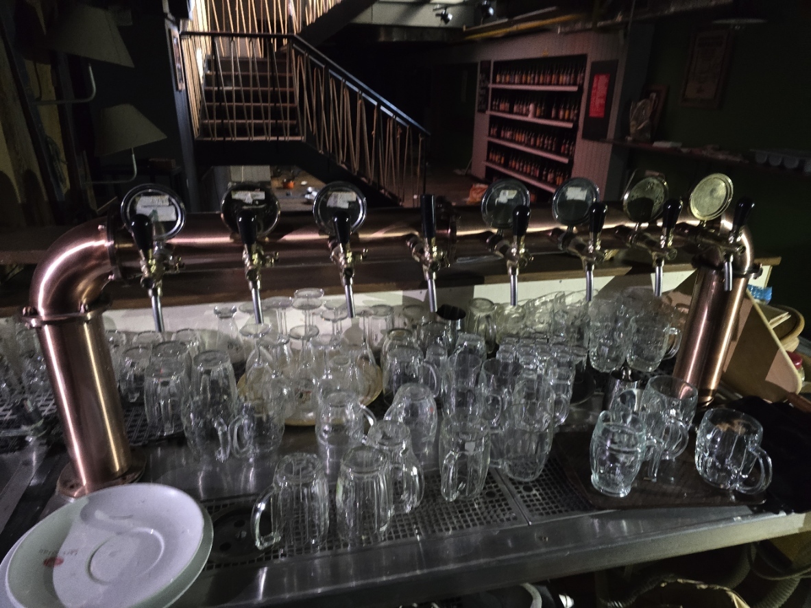 Nerezová chladící vana, výčepní stojan, sklenice